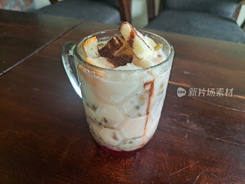 Minuman Es Kacang Ijo或绿豆冰饮料配面包和巧克力。饮料菜单。